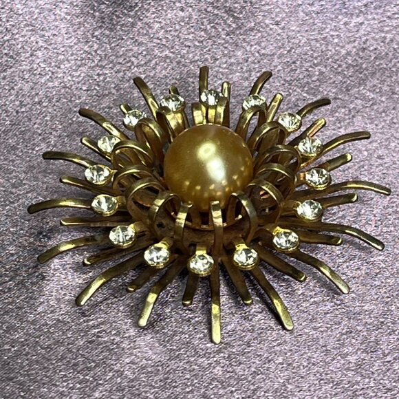 Vintage Faux Pearl and Sparkling Rhinestone Sunburst Brooch Pin - Picture 3 of 6